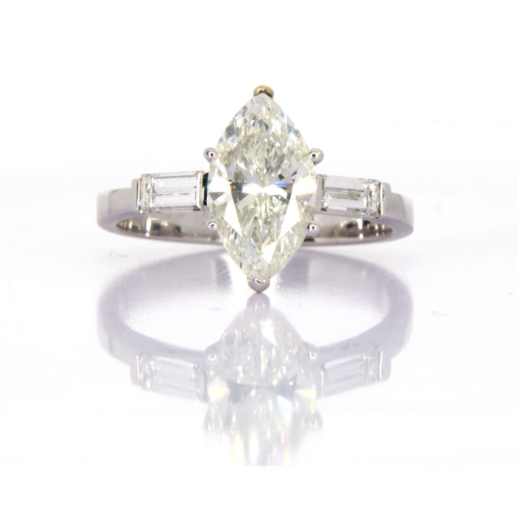 Anello in oro bianco 18 kt. con diamante taglio Marquise centrale e diamanti taglio Baguette laterali. Matranga dal 1896 Gioielleria Matranga