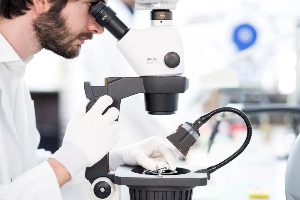 Strumentazione di precisione per riparazione orologi di lusso Rolex Laboratorio orologeria - Tecnici autorizzati Rolex, Tudor, Cartier e Boume et Mercier specializzati per riparazione orologi di lusso - Revisione Rolex 