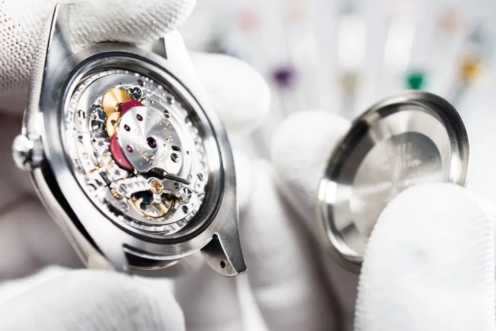 Laboratorio orologeria autorizzato Cartier e Boume et Mercier e Montblanc e specializzati per riparazione orologi di lusso - in particolare per la revisione Rolex 