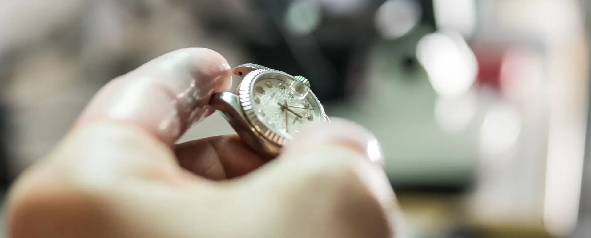 Laboratorio orologiaio a Palermo - da anni specializzati nella revisione e assistenza per i più prestigiosi brand di lusso, come Rolex, Tudor e molti altri.