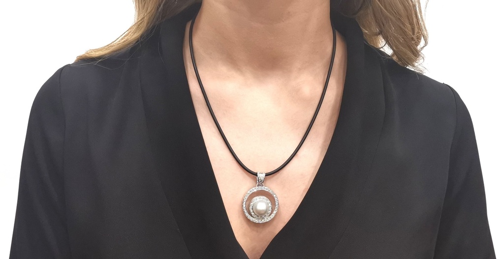 Pend. Perla Giapponese Coltiv. diametro 13mm,Brill Ct. 0.62 G-VVS, Oro Bianco 18kt, gr 16.0