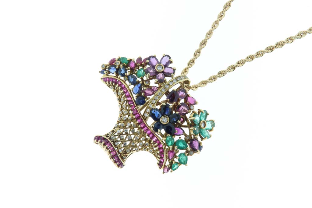 SPILLA IN ORO A CESTINO DI FIORI GR.15 - Ametista 1,50ct Smeraldi Ct 1.00 - Zaffiri ct1.00 - Rubini ct 0.9 - Br 0.75ct