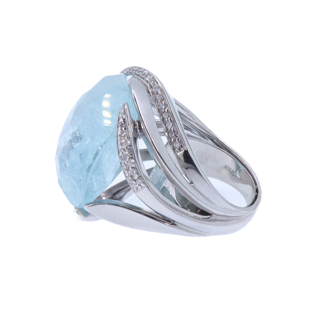 Anello in oro bianco 18kt con Acquamarina e piccoli brillanti ct. 0,50 circa, gr. 25,70 