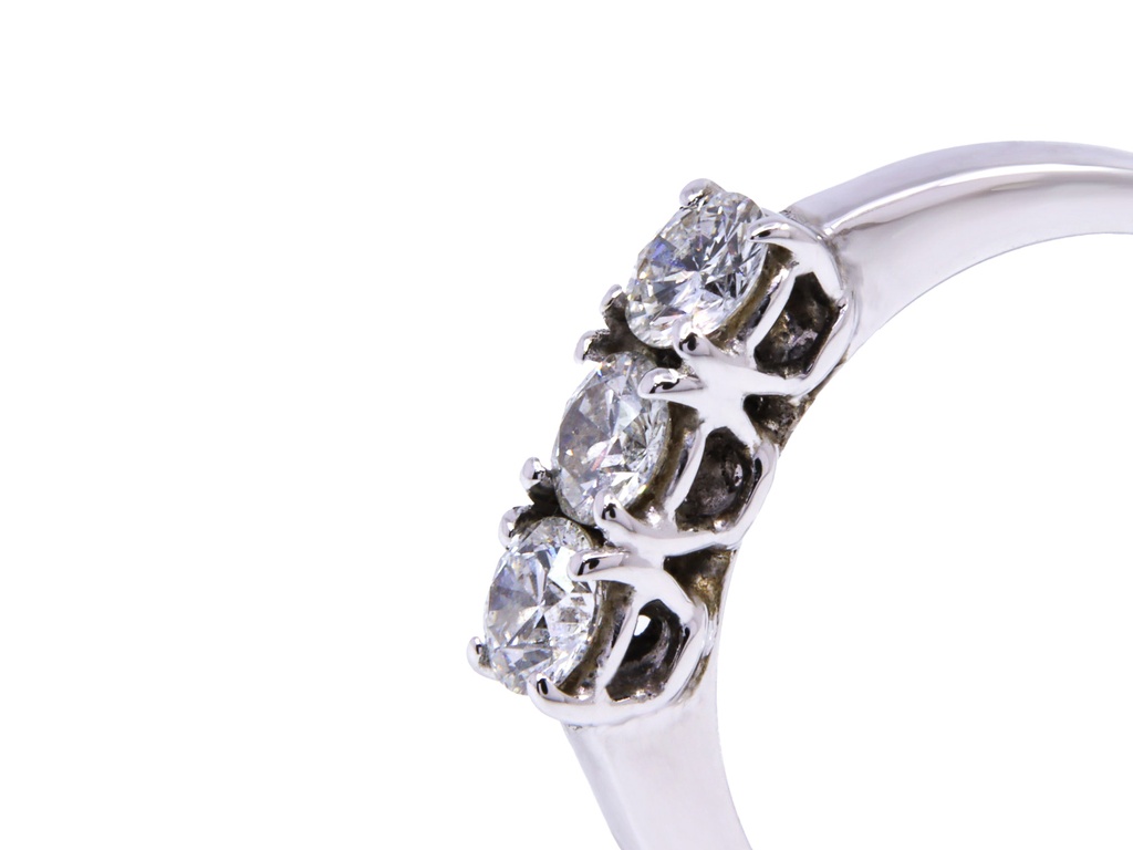 Anello modello trilogi in oro bianco a titolo750/°°° di grammi2.60 con tre diamanti naturali di carati 0.15 cad.