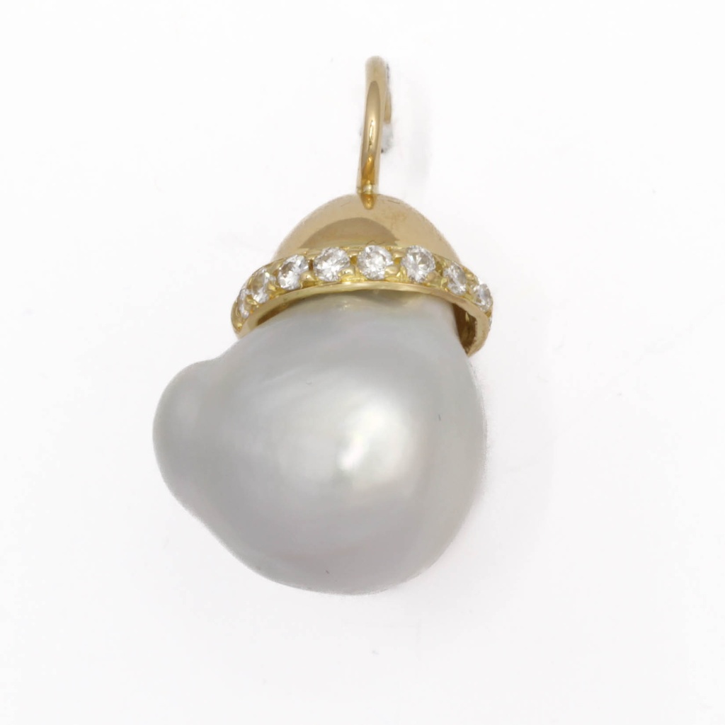 Orecchini in oro giallo 18 kt. con perle barocche e brillanti.