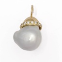 Orecchini in oro giallo 18 kt. con perle barocche e brillanti.