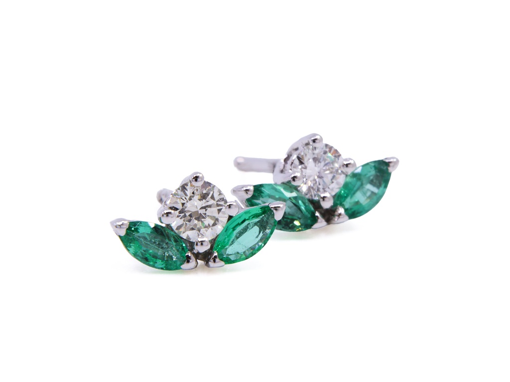 Orecchini in oro bianco 18Kt - Gr 2.20 - brillanti ct 0,26 e smeraldi ct 0.56