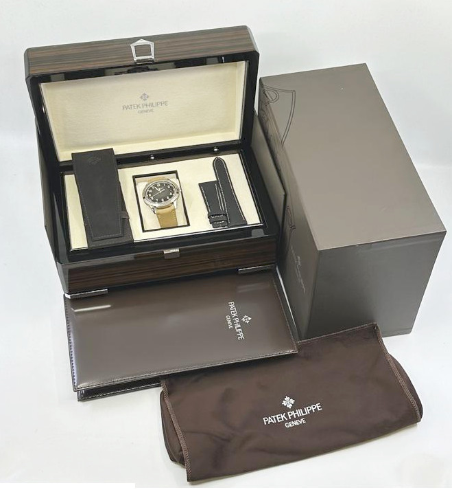 PATEK PHILIPPE Calatrava ref:5226G-001, BLACKOR FRP ARB, OR. GRIS 18 Kt, Leather and fabric strap , 7/2024 - Original Box and Papers