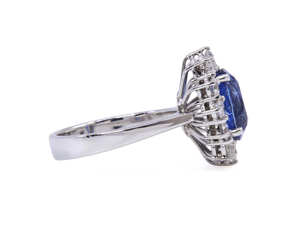 Anello con tanzanite centrale di ct. 3.82 girato di brills ct.totale 1.20 D-E VS