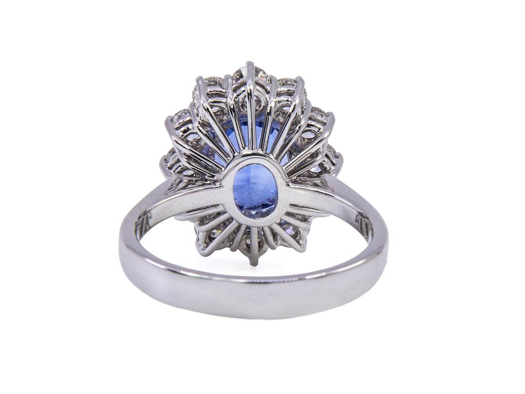 Anello con tanzanite centrale di ct. 3.82 girato di brills ct.totale 1.20 D-E VS