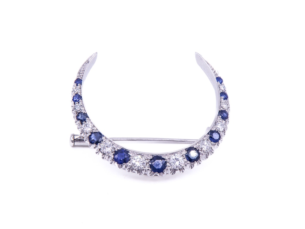 Spilla mezzaluna in oro bianco 18 kt. con brillanti e zaffiri 