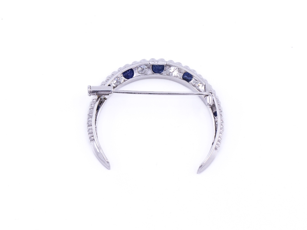 Spilla mezzaluna in oro bianco 18 kt. con brillanti e zaffiri 