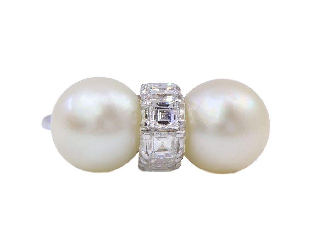 Anello in oro bianco a titolo 750/°°° di grammi 6.00 con due perle e dei diamanti naturali.