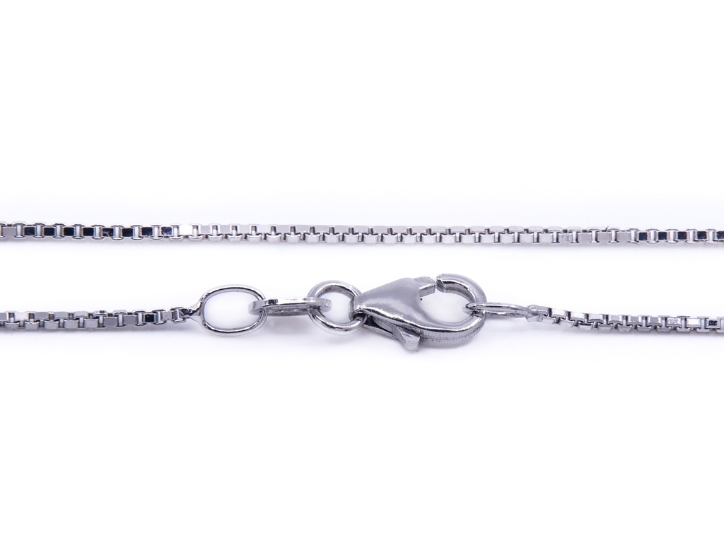 Collana in oro bianco 18 kt. di gr. 4,8 con 3 smeraldi e brillanti