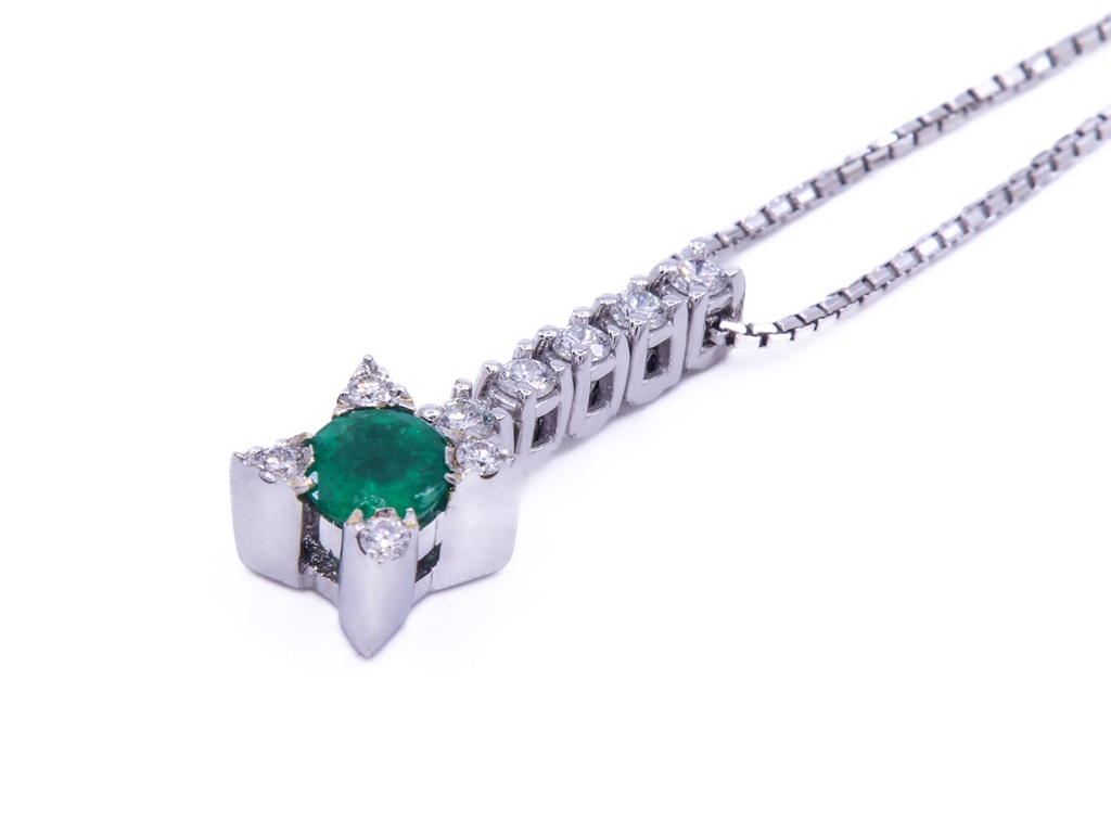 Collana in oro bianco 18 kt. di gr. 4,3 con smeraldo e brillanti