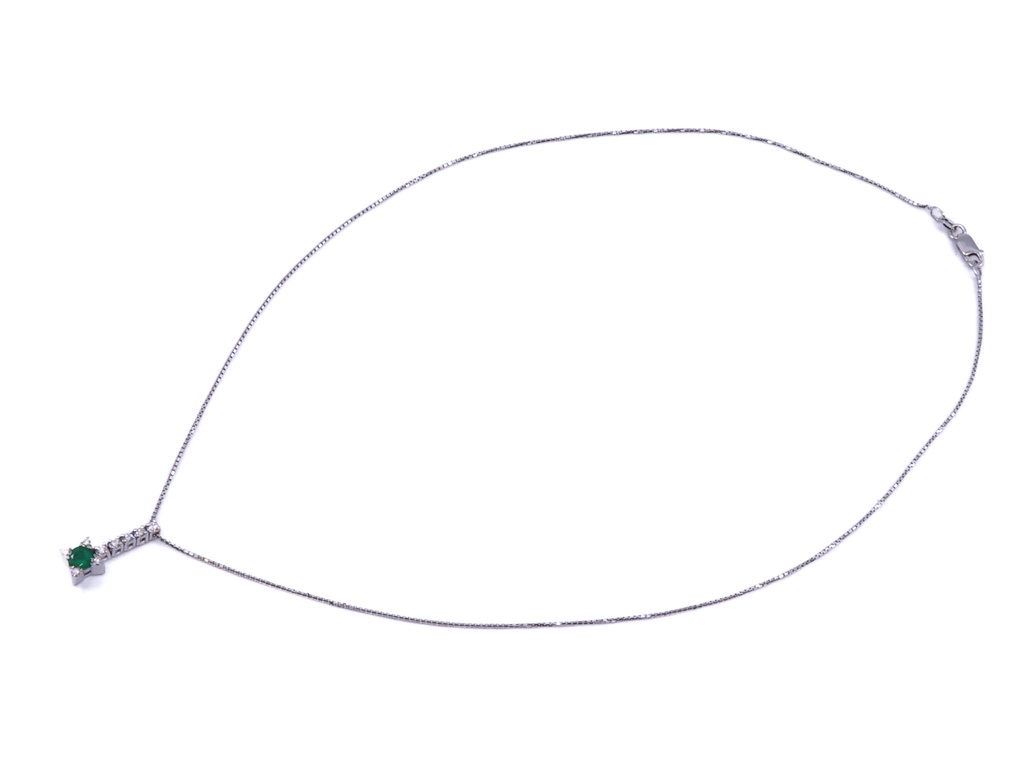 Collana in oro bianco 18 kt. di gr. 4,3 con smeraldo e brillanti