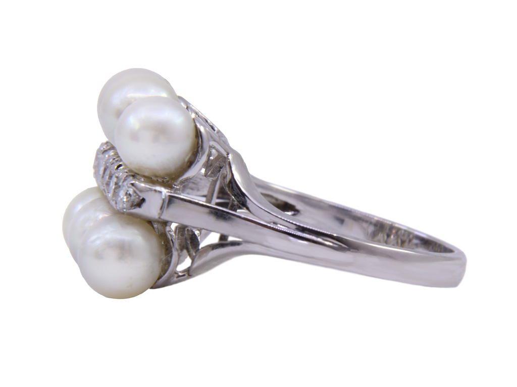 Anello in oro bianco a titolo 750/°°°  di grammi 6.60con delle perle e dei diamantini naturali 