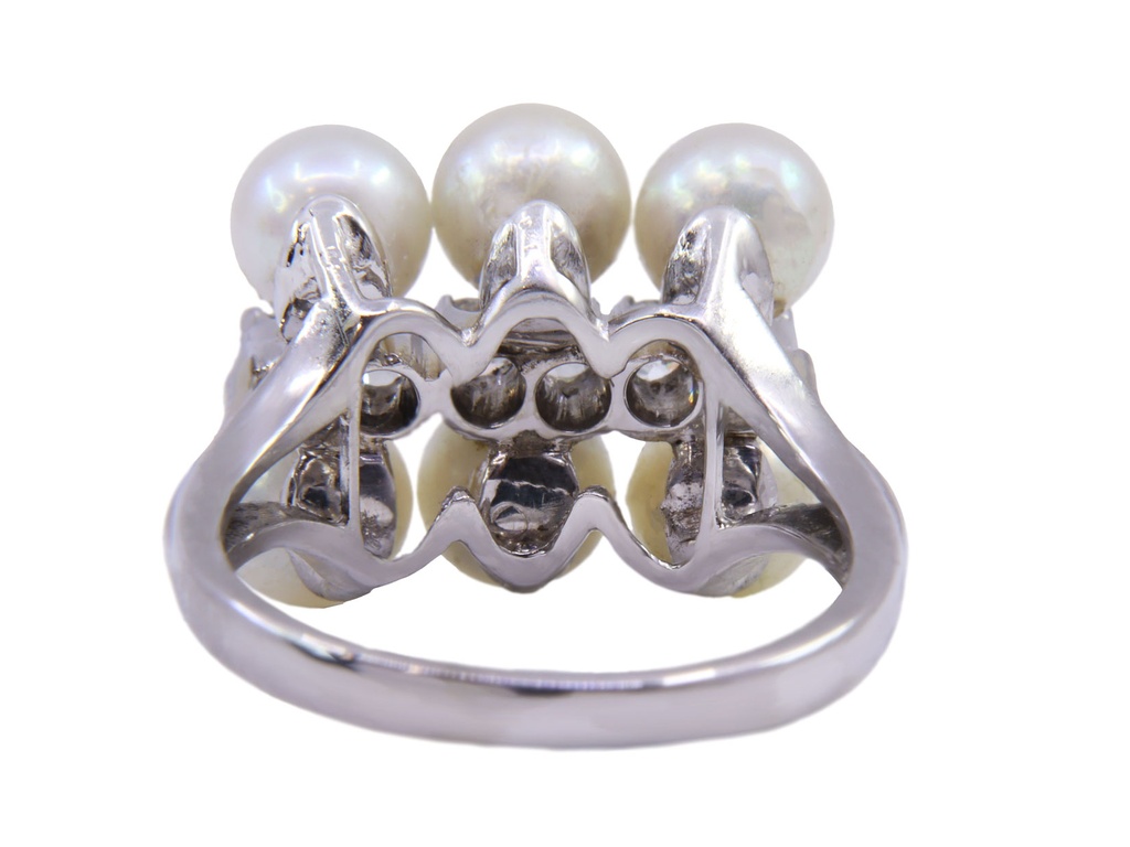 Anello in oro bianco a titolo 750/°°°  di grammi 6.60con delle perle e dei diamantini naturali 