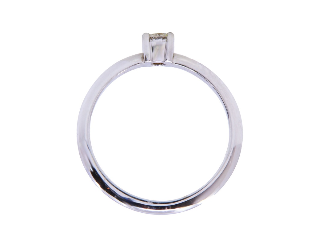 Anello in oro bianco a titolo 750/°°° di grammi 2.60 con un diamante naturale di ct 0.60 circa 