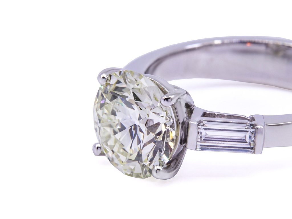 Anello con Brillante Naturale circa ct 3.00 taglio antico oro 18kt 