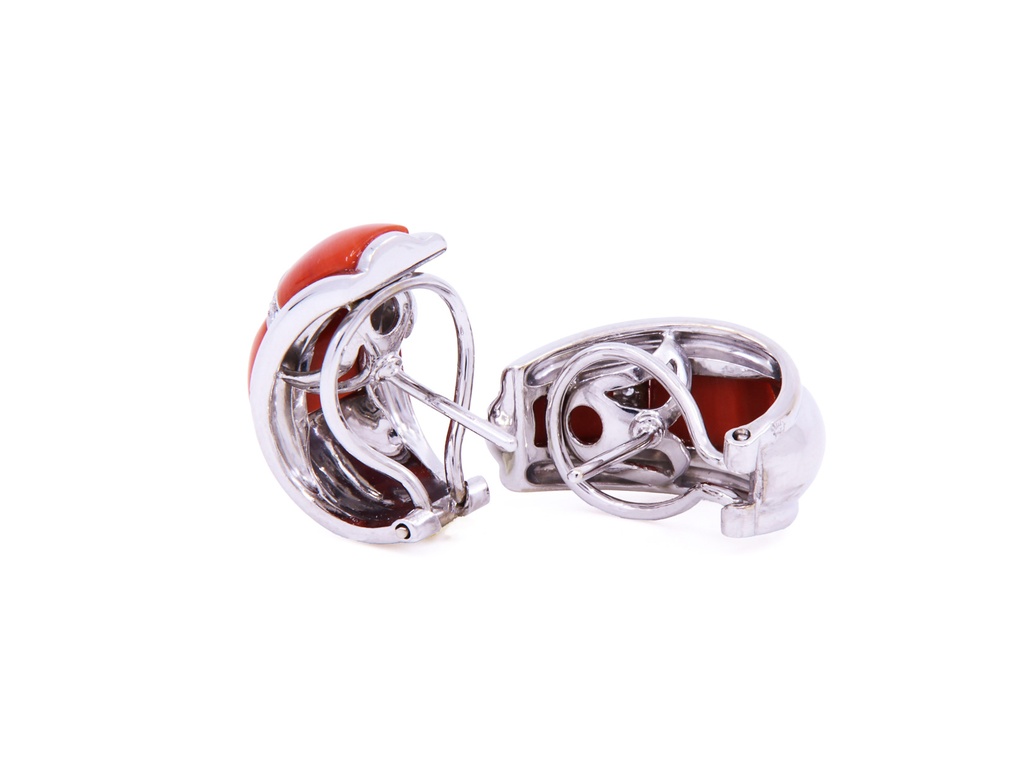 Orecchini in oro bianco titolo 750/°°° (18 kt) con corallo e piccole pietre bianche per grammi 16,7 ad euro 51,94 al grammo