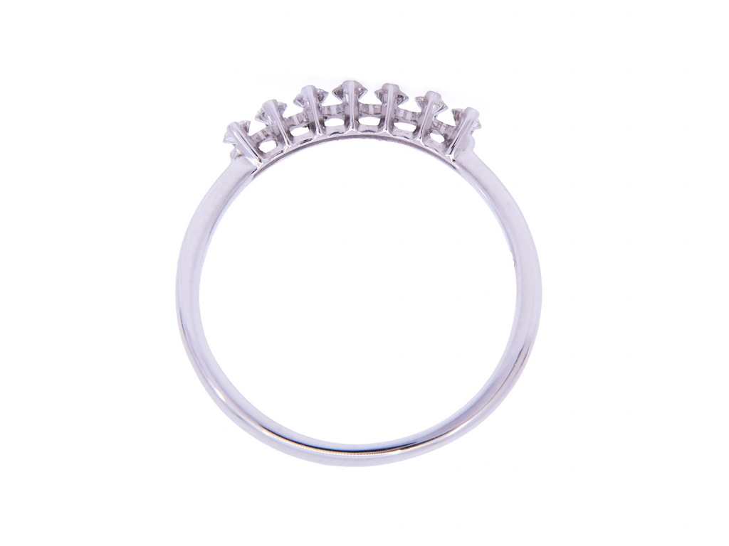 Anello veretta in oro bianco 18 carati con dei piccoli diamantini dal peso di 1.90