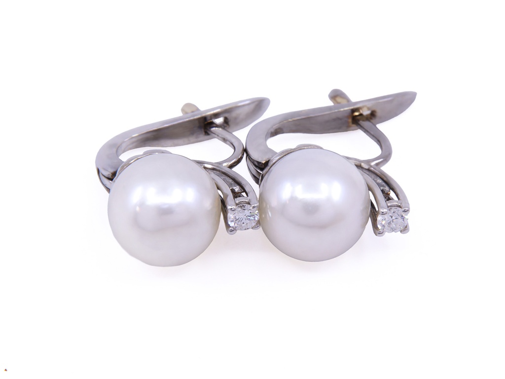 Orecchini in oro bianco 18 Kt. con perle e brillanti