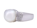 Anello in oro bianco 18 carati di grammi 9.40 con una perla coltivata e dei diamantini