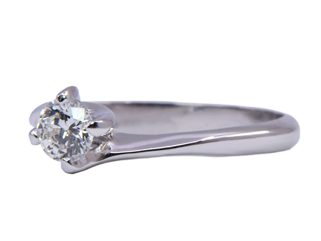 Anello in oro bianco a titolo 750/°°° di grammi 2.80 con un diamante naturale di carati 0.43