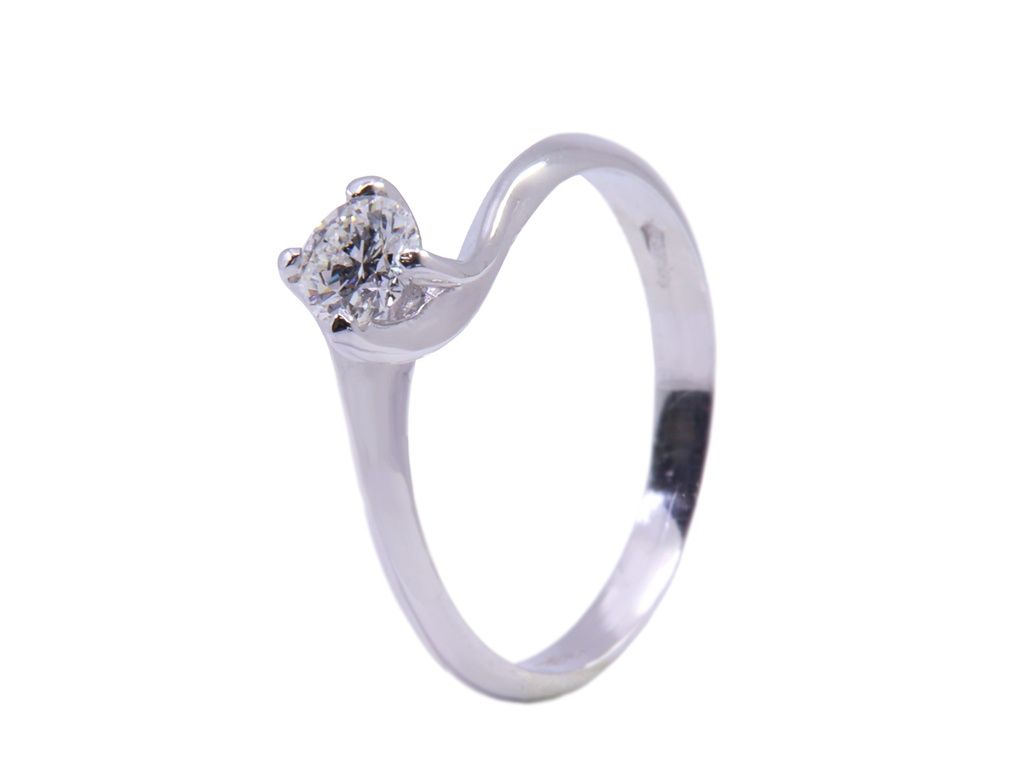 Anello in oro bianco a titolo 750/°°° di grammi 2.80 con un diamante naturale di carati 0.43