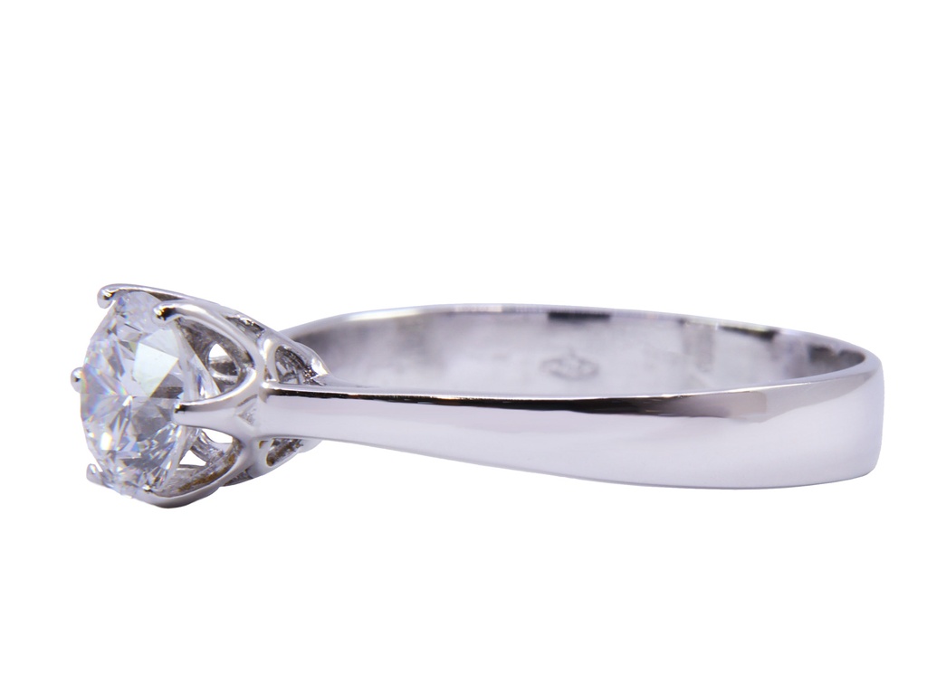 Anello in oro bianco a titolo 750/°°° di grammi 2.50 con un diamante naturale di carati 0.91 colore E purezza SI1 ( IGI 146471690)