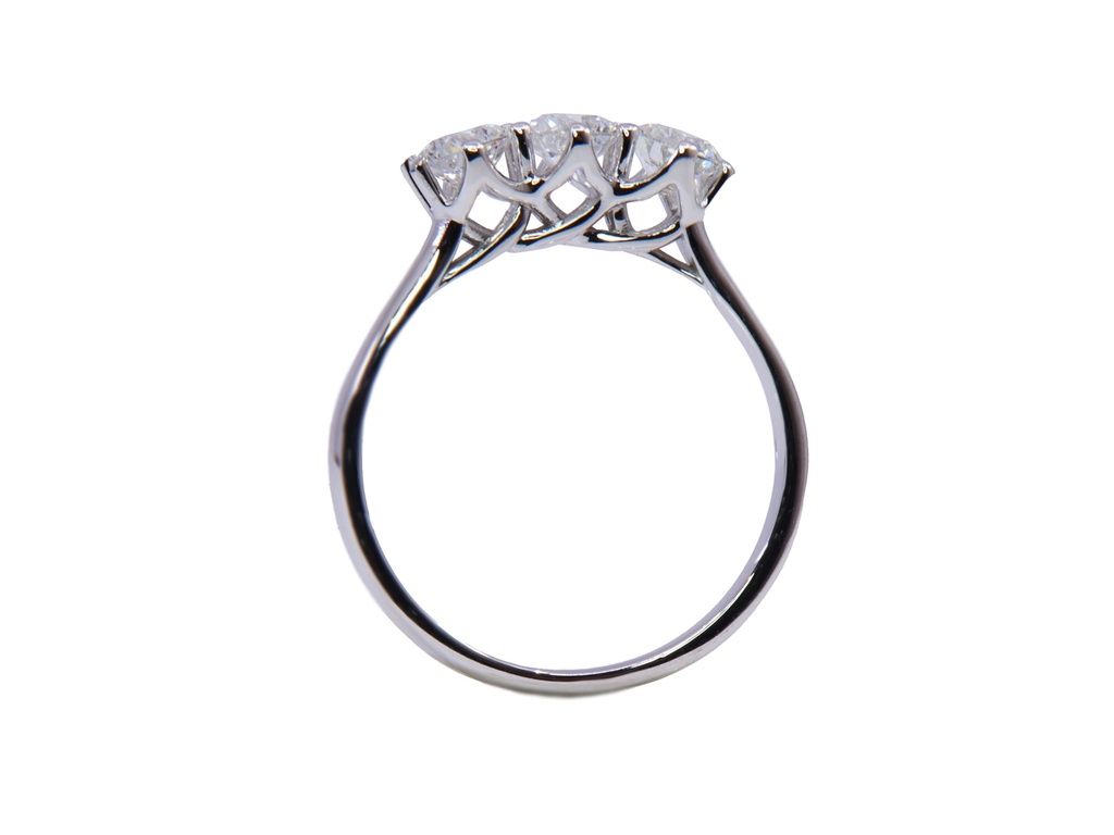 Anello Trilogy oro bianco 18Kt gr2.80 - caratura complessiva 0.91ct DSI1