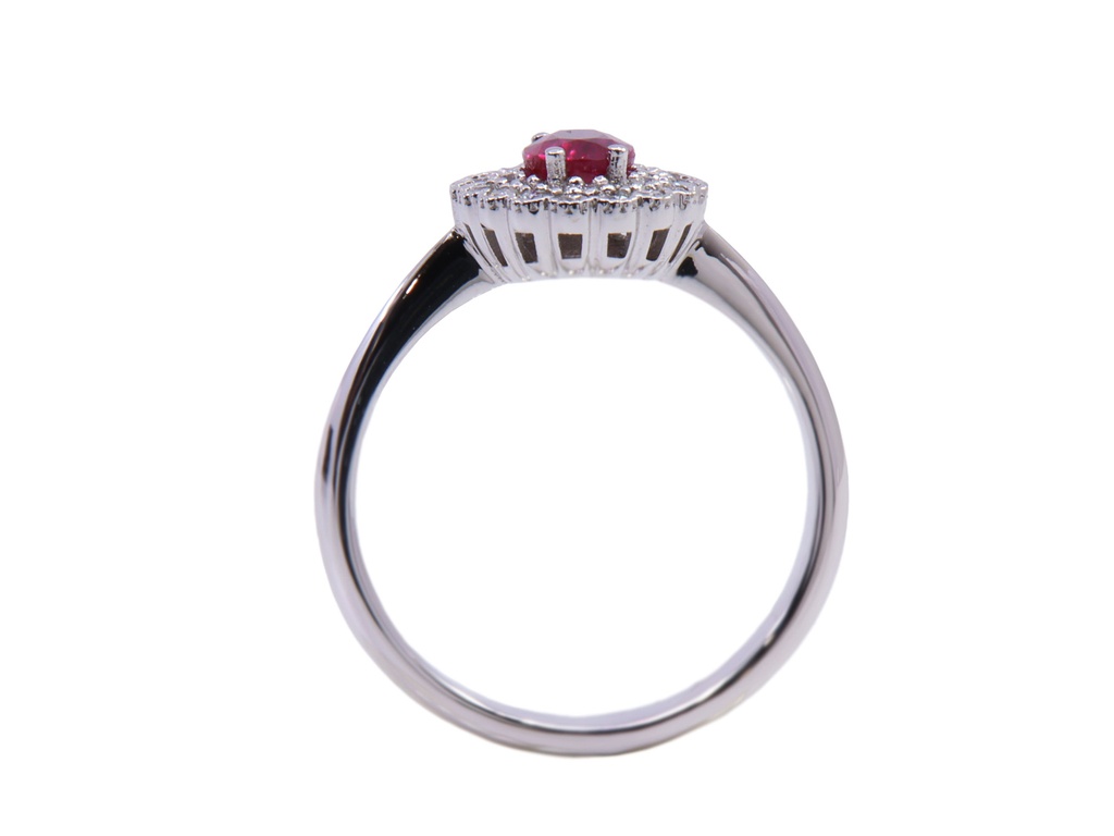 anello ob. Con rubino ovale centrale ct. 0.66 mozambico e brills attorno ct. 0.30 fg vvs