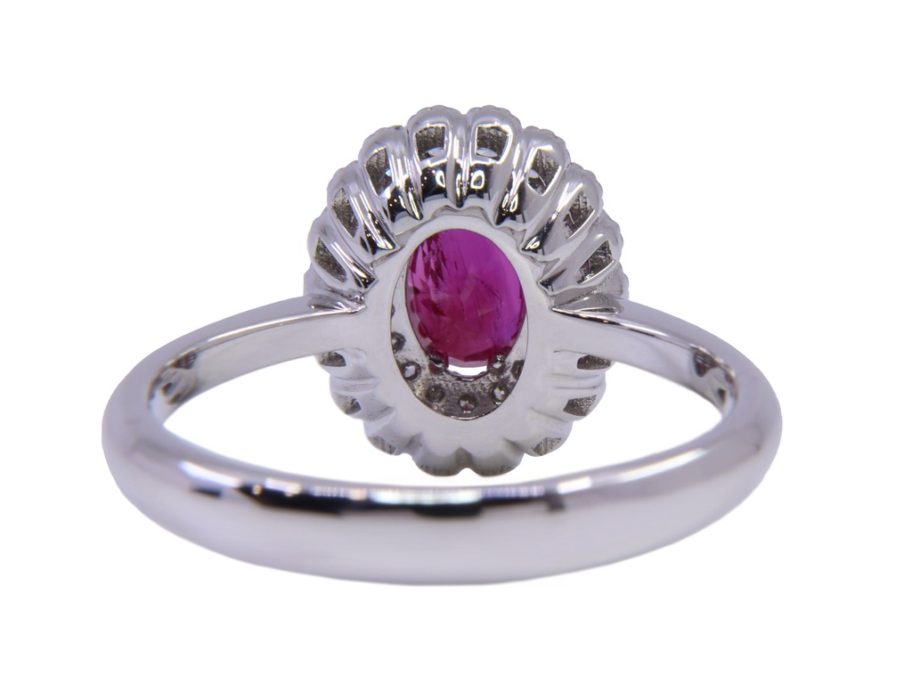 anello ob. Con rubino ovale centrale ct. 0.66 mozambico e brills attorno ct. 0.30 fg vvs