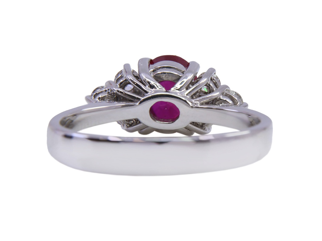anello in oro bianco con rubino mozambico centrale ovale ct. 1.03 e brills lateralei f-g vvs ct.0.26 totale
