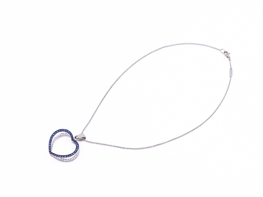 Collana in oro bianco con ciondolo due cuori sovrapposti zaffiri e brillanti.