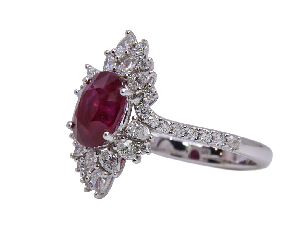 Anello in oro bianco 18 kt di gr. 2,50 con Rubino naturale di 2.51ct e Brillanti naturali di tot. 0.80ct, colore G, purezza VVS