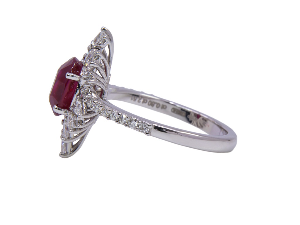 Anello in oro bianco 18 kt di gr. 2,50 con Rubino naturale di 2.51ct e Brillanti naturali di tot. 0.80ct, colore G, purezza VVS