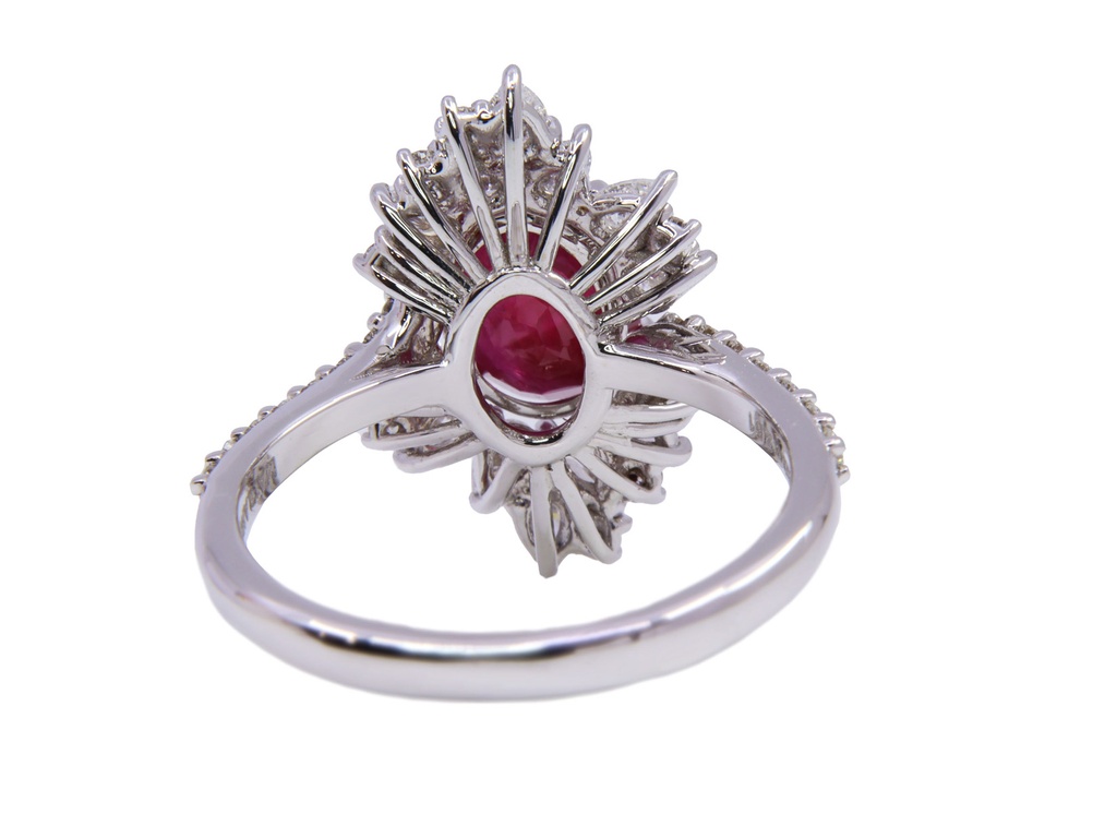 Anello in oro bianco 18 kt di gr. 2,50 con Rubino naturale di 2.51ct e Brillanti naturali di tot. 0.80ct, colore G, purezza VVS