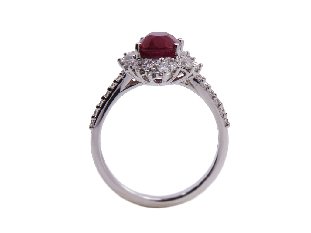 Anello in oro bianco 18 kt di gr. 2,50 con Rubino naturale di 2.51ct e Brillanti naturali di tot. 0.80ct, colore G, purezza VVS