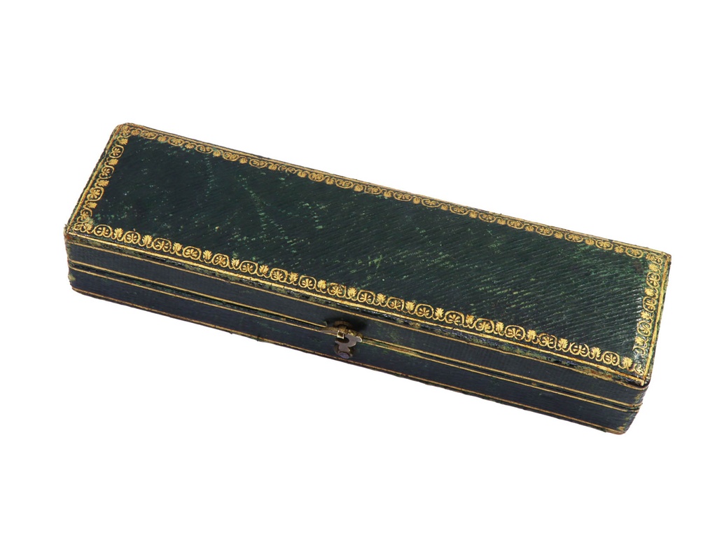 Lotto di oreficeria (ditale e agoraio con astuccio) 18kt, per gr. 10,7 ad euro 67 gr.