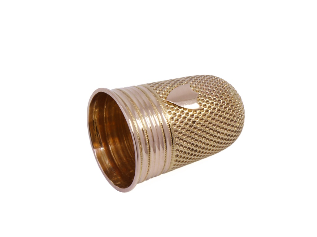 Lotto di oreficeria (ditale e agoraio con astuccio) 18kt, per gr. 10,7 ad euro 67 gr.