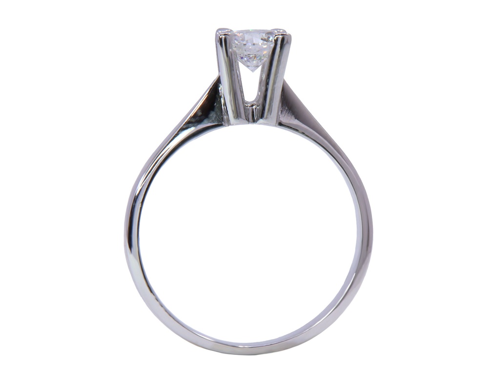 Anello in oro bianco a titolo 750/°°° di grammi 3.60 con un diamante naturale di carati 0.46 circa