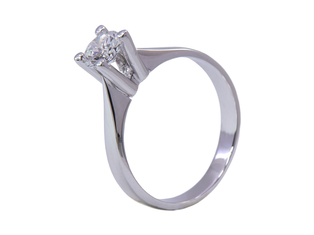 Anello in oro bianco a titolo 750/°°° di grammi 3.60 con un diamante naturale di carati 0.46 circa
