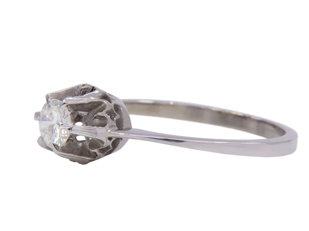 Anello in oro bianco a titolo 750/°°° di grammi 3.60 con un diamante naturale di circa 0.46 ct