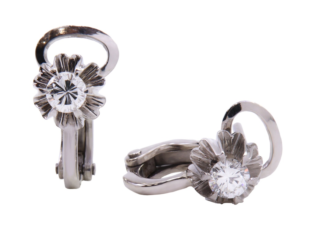 Orecchini in oro bianco a titolo 750/°°° di grammi 4.30 con due piccoli diamanti di 0.20 ciascuno