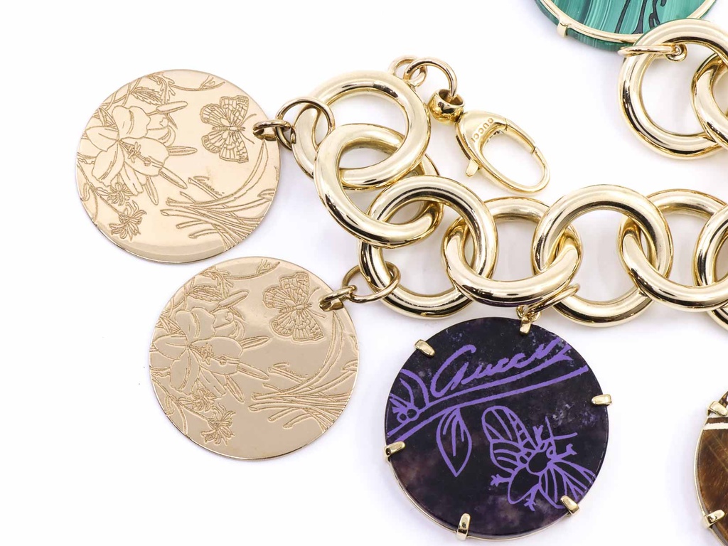 Bracciale in oro 18kt marcato Gucci con ciondoli in oro pietre naturali, per gr. 65,3 (oro netto) ad euro 55,13