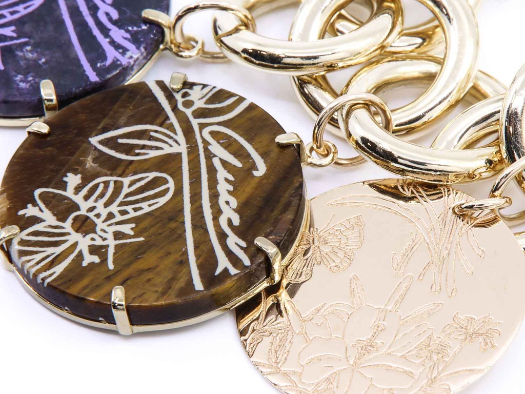 Bracciale in oro 18kt marcato Gucci con ciondoli in oro pietre naturali, per gr. 65,3 (oro netto) ad euro 55,13