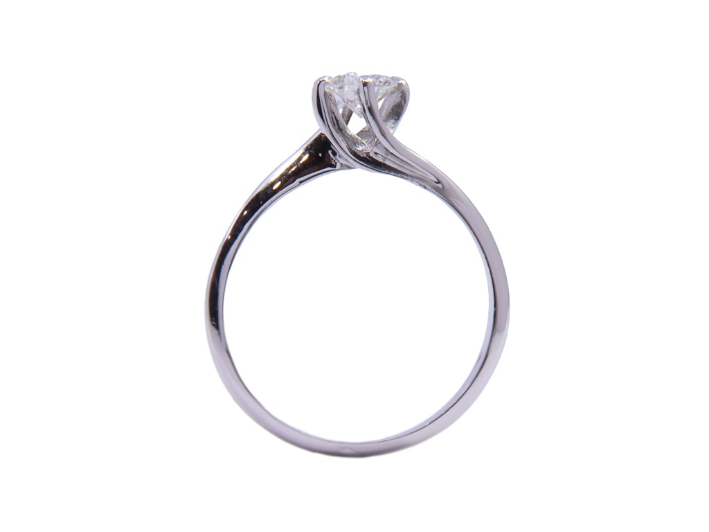 Anello in oro bianco a titolo 750/°°° di grammi 2.80 con un diamante naturale di carati 0.43