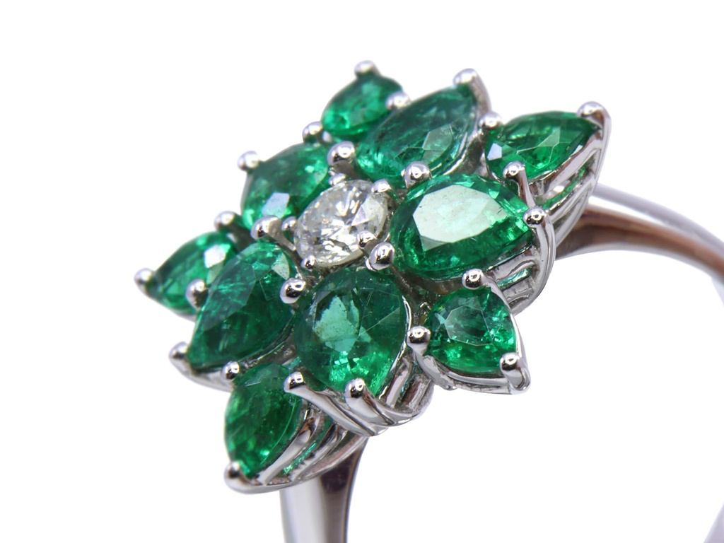 Anello in oro bianco 750/°°° di grammi 6.20 com smeraldi ct 2.18 e diamante ct 0.18 F/G vs1